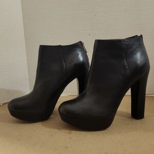 Women's Micheal Kors ankle heel shoes size 6M, like new